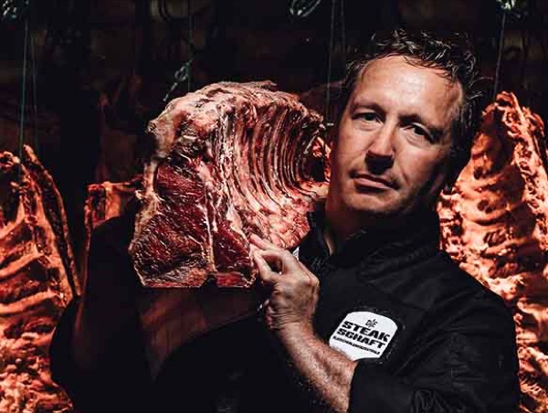 Dirk Ludwig mit Dry-Aged-Fleisch