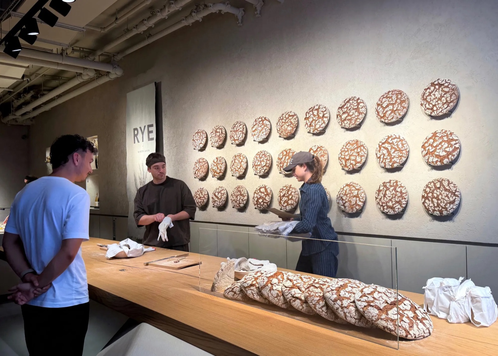 Brotlaibe an der Wand im Laden